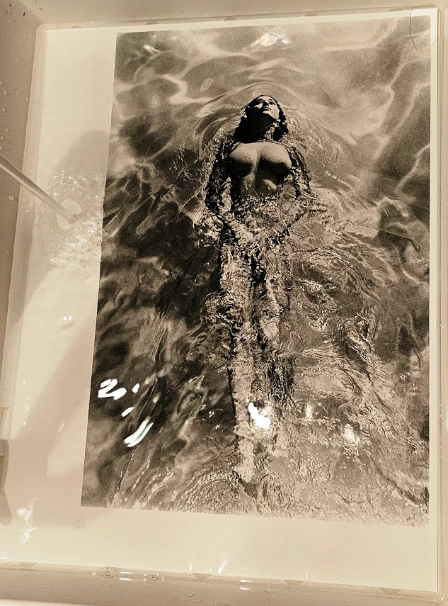 Nageuse solitaire, Playboy Pool Ladies Clapham, tirage authentique réalisé en chambre noire, Solo Swimmer par Michael Joseph