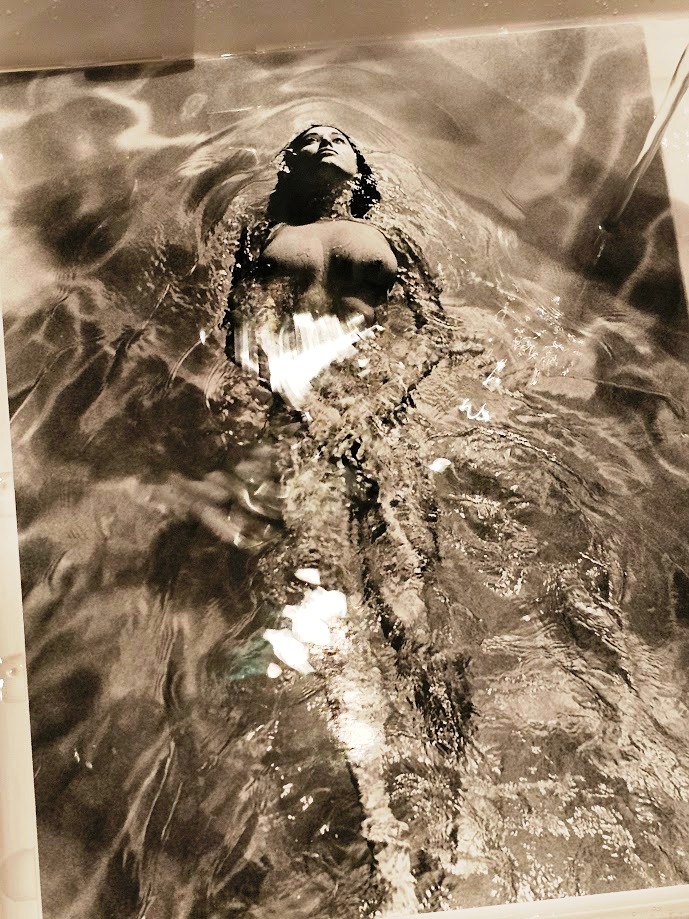 Nageuse solitaire, Playboy Pool Ladies Clapham, tirage authentique réalisé en chambre noire, Solo Swimmer par Michael Joseph