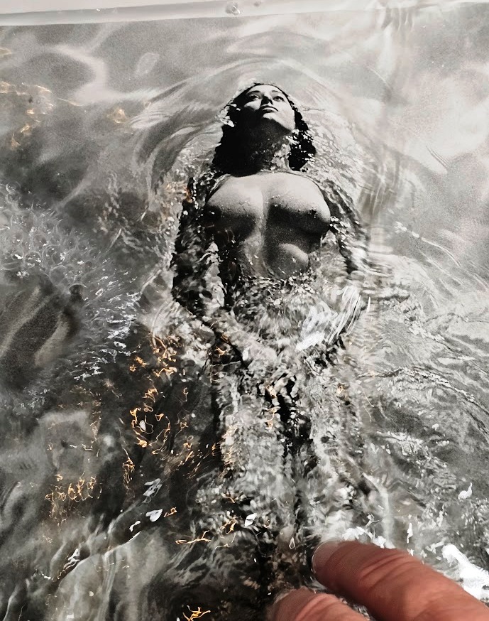 Nageuse solitaire, Playboy Pool Ladies Clapham, tirage authentique réalisé en chambre noire, Solo Swimmer par Michael Joseph