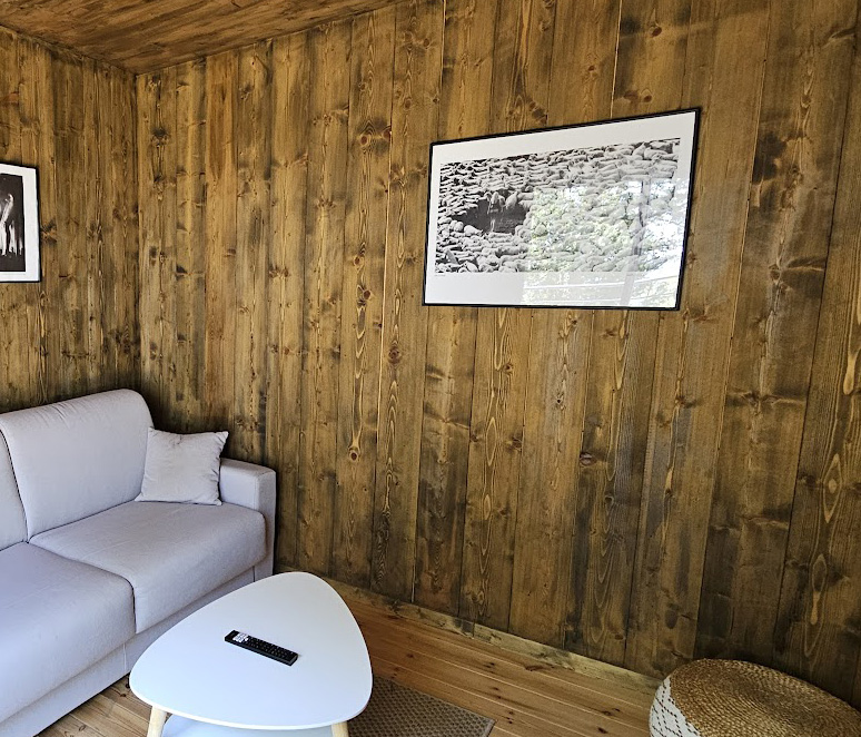 Bergère nue dans troupeau de moutons (publicité pour la laine IWF, années 70) – affiche en noir et blanc, photo par Michael Joseph