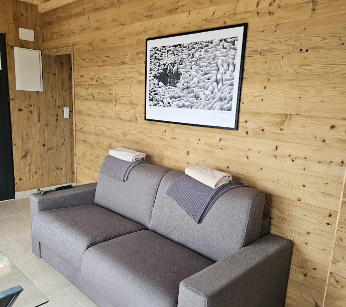 Bergère nue dans troupeau de moutons (publicité pour la laine IWF, années 70) – affiche en noir et blanc, photo par Michael Joseph