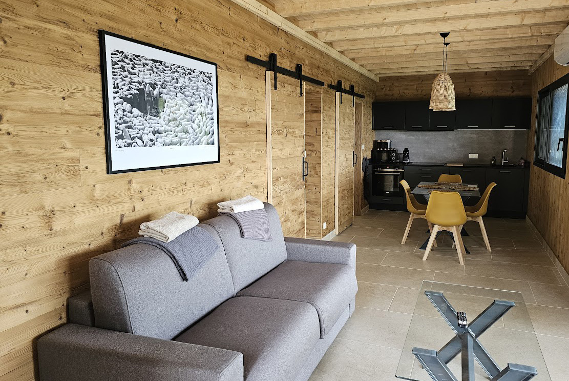 Bergère nue dans troupeau de moutons (publicité pour la laine IWF, années 70) – affiche en noir et blanc, photo par Michael Joseph