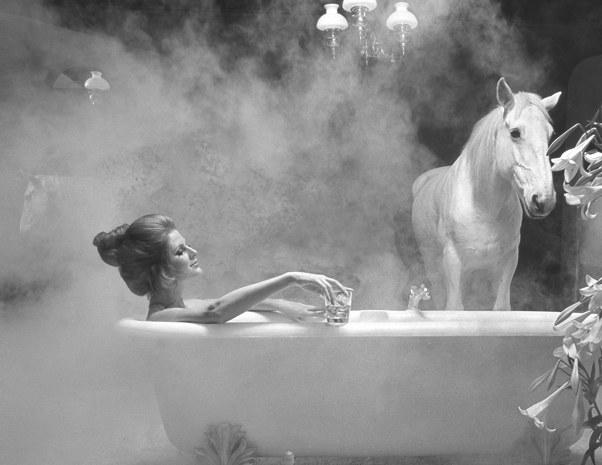 Whisky White Horse, fille dans un bain avec cheval blanc présent, publicité des années soixante-dix par Michael Joseph