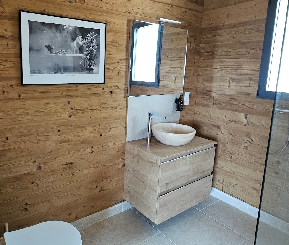 Whisky White Horse, fille dans un bain avec cheval blanc présent, publicité des années soixante-dix par Michael Joseph