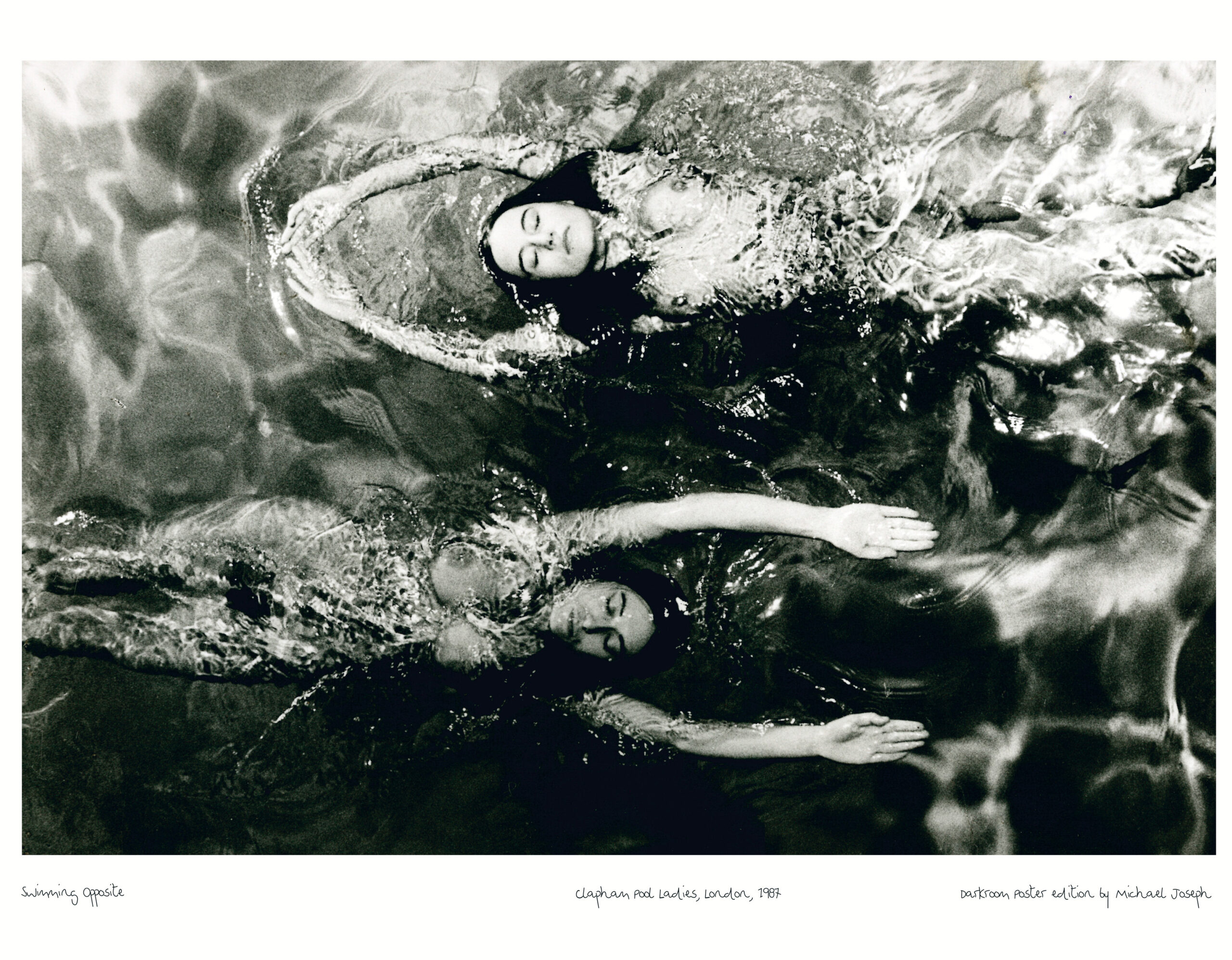 Nageuses opposées, affiche de la série "Pool ladies", deux baigneuses en noir et blanc par Michael Joseph