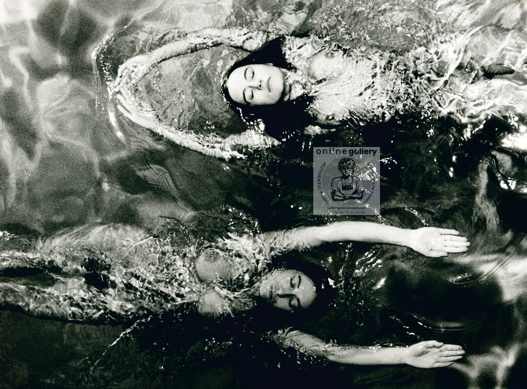 Nageuses opposées, affiche de la série "Pool ladies", deux baigneuses en noir et blanc par Michael Joseph