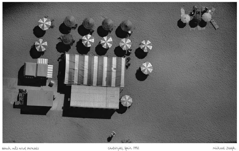 Parasols de Cadaques - affiche de la série "Pirelli" - photo-shoot depuis hélicoptère par Michael Joseph