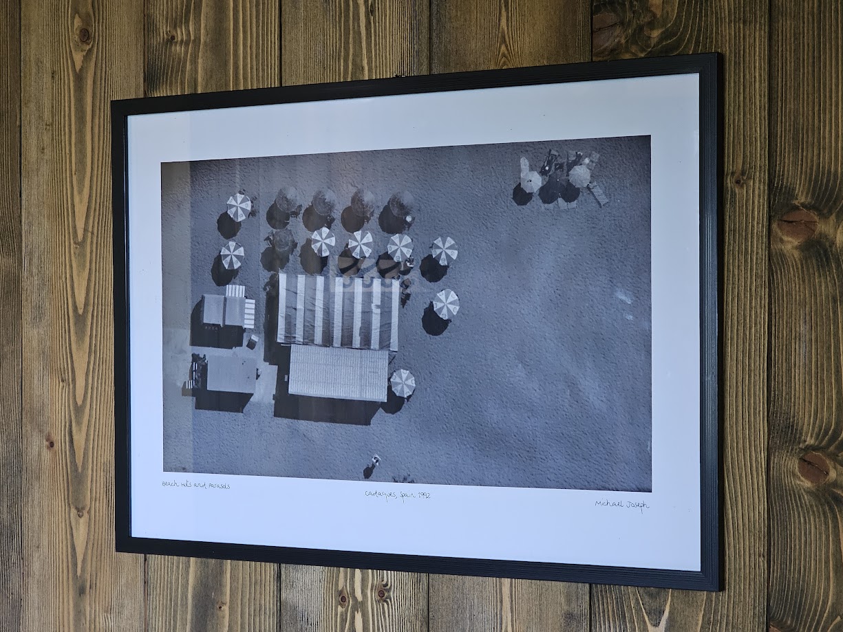 Parasols de Cadaques - affiche de la série "Pirelli" - photo-shoot depuis hélicoptère par Michael Joseph