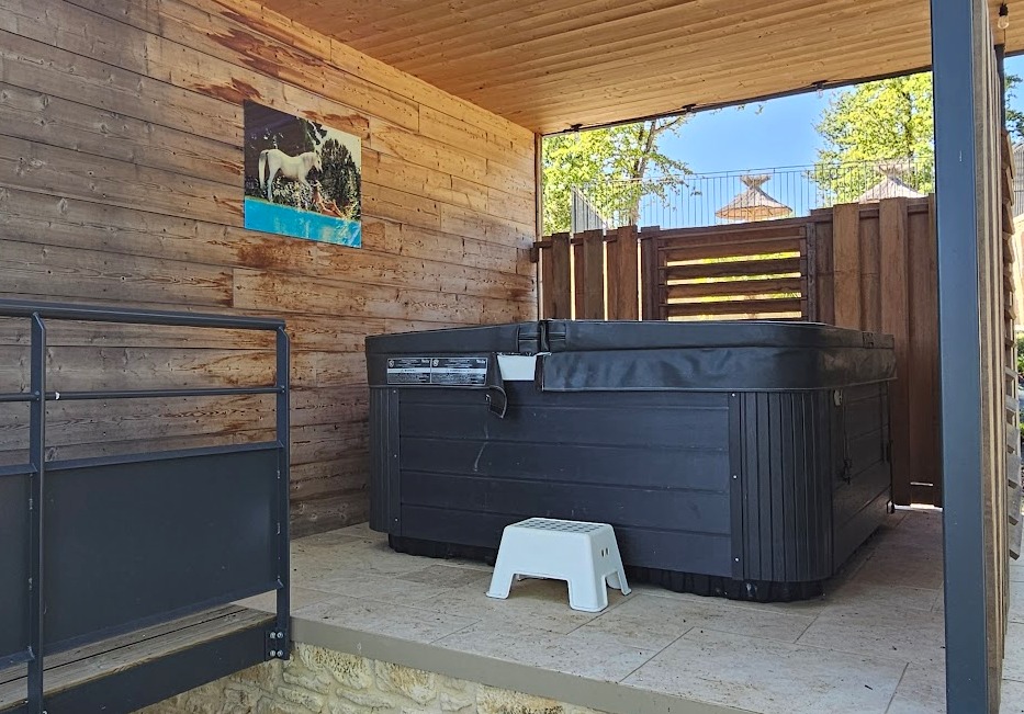 Fille au bord du bassin avec cheval blanc présent, publicité Whisky White Horse, des années soixante-dix par Michael Joseph