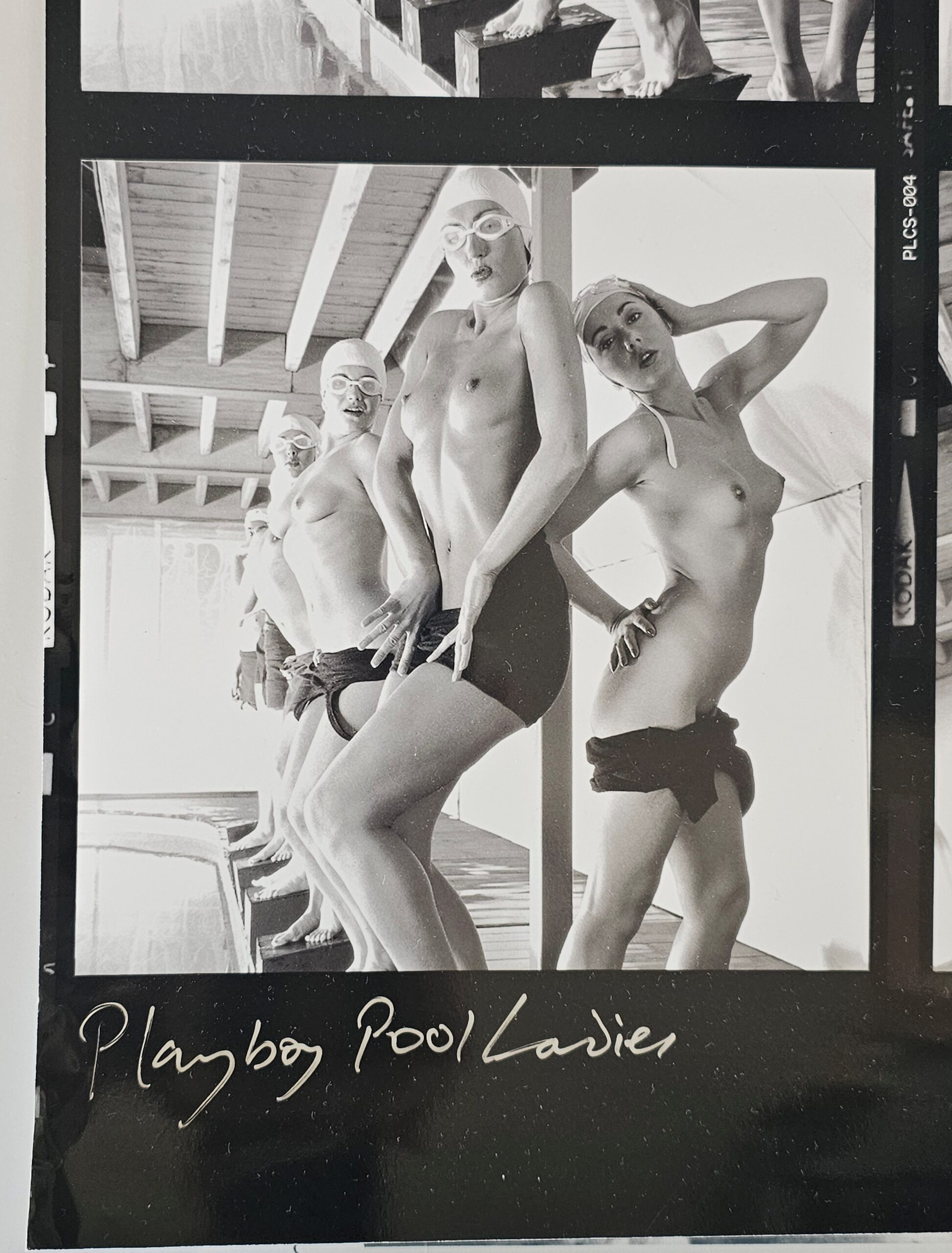 Planche-contact – Dames de la piscine semi nues riant avec leurs lunettes par Michael Joseph - partially naked Pool Ladies Giggling in goggles