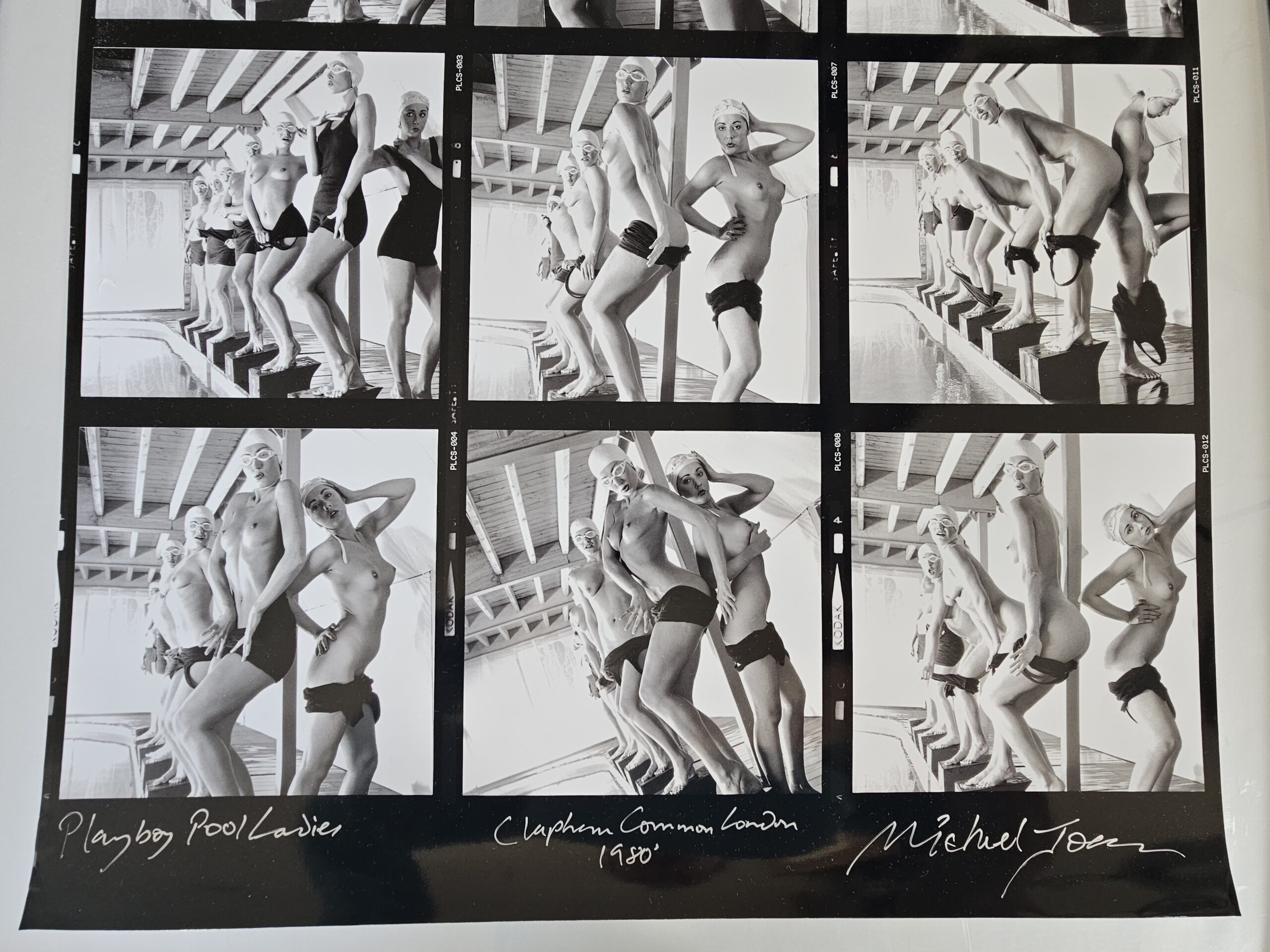 Planche-contact – Dames de la piscine semi nues riant avec leurs lunettes par Michael Joseph - partially naked Pool Ladies Giggling in goggles