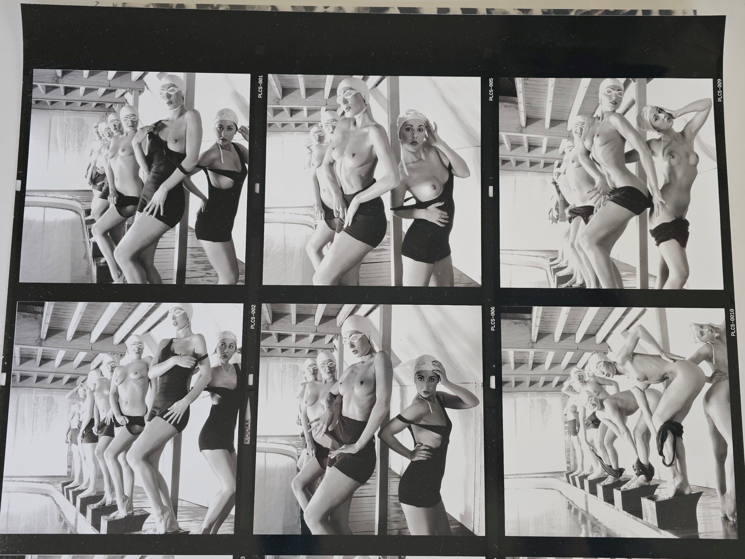 Planche-contact – Dames de la piscine semi nues riant avec leurs lunettes par Michael Joseph - partially naked Pool Ladies Giggling in goggles