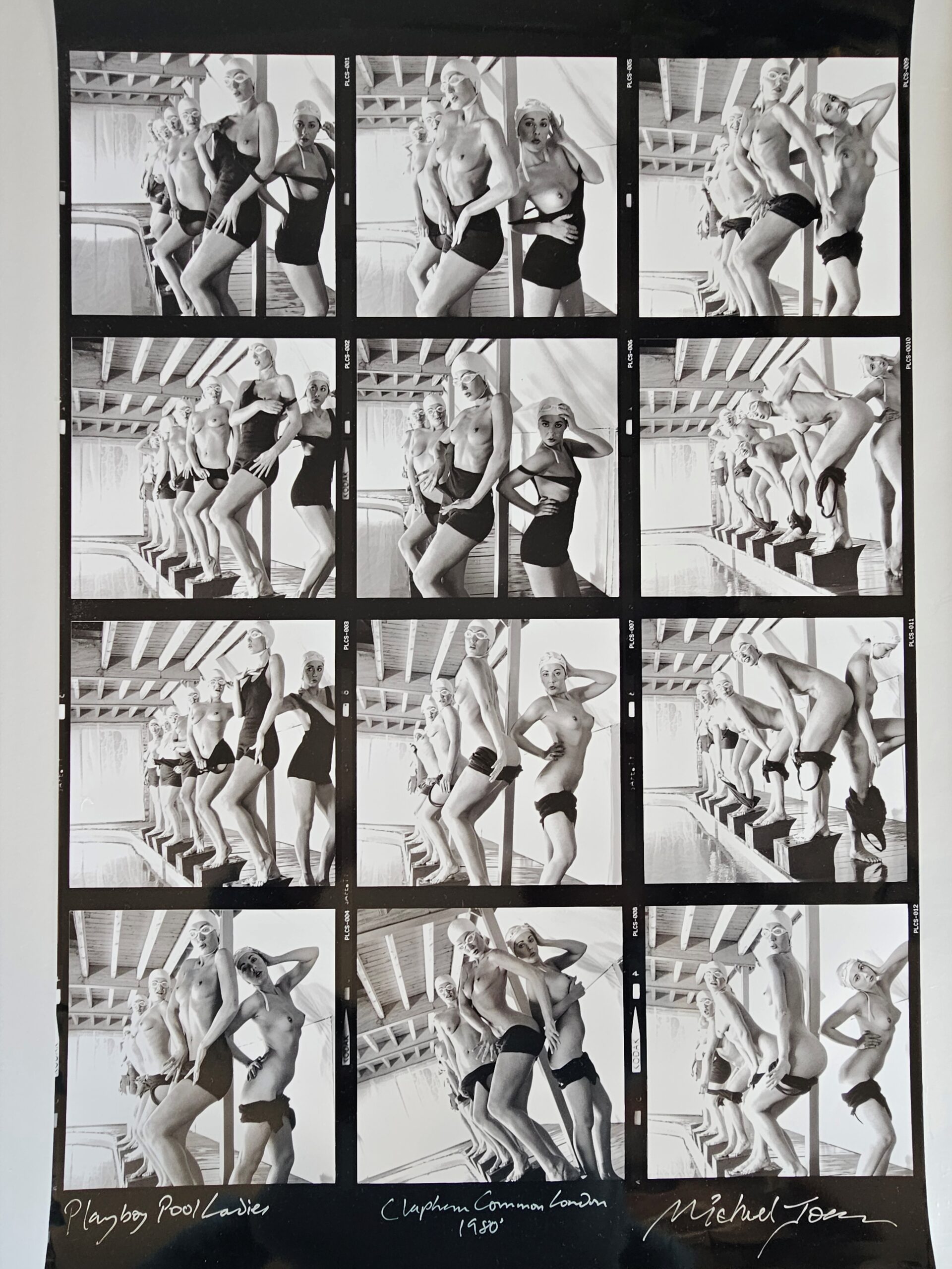 Planche-contact – Dames de la piscine semi nues riant avec leurs lunettes par Michael Joseph - partially naked Pool Ladies Giggling in goggles