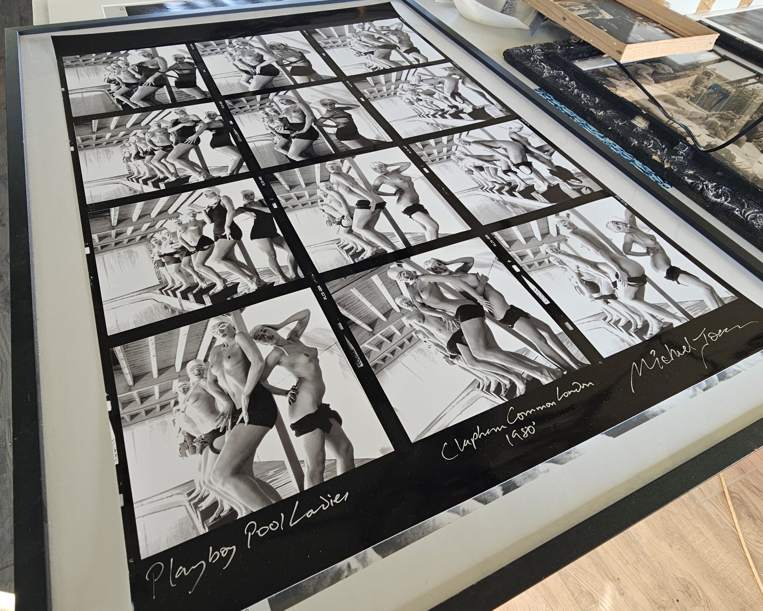 Planche-contact – Dames de la piscine semi nues riant avec leurs lunettes par Michael Joseph - partially naked Pool Ladies Giggling in goggles